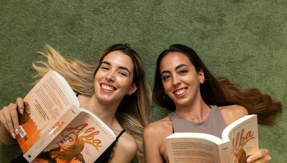 Donna (24) y Giovanna Di Biagio (20) son las autoras de "Alba", una novela que cuenta con más de 15 millones de lecturas en Wattpad.