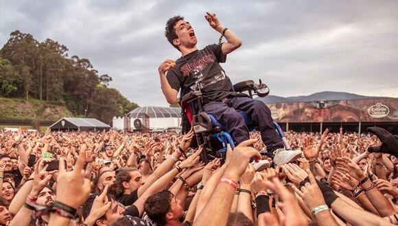 El momento en el que el joven fue aupado por los asistentes del festival de heavy metal. (Resurrection Fest)