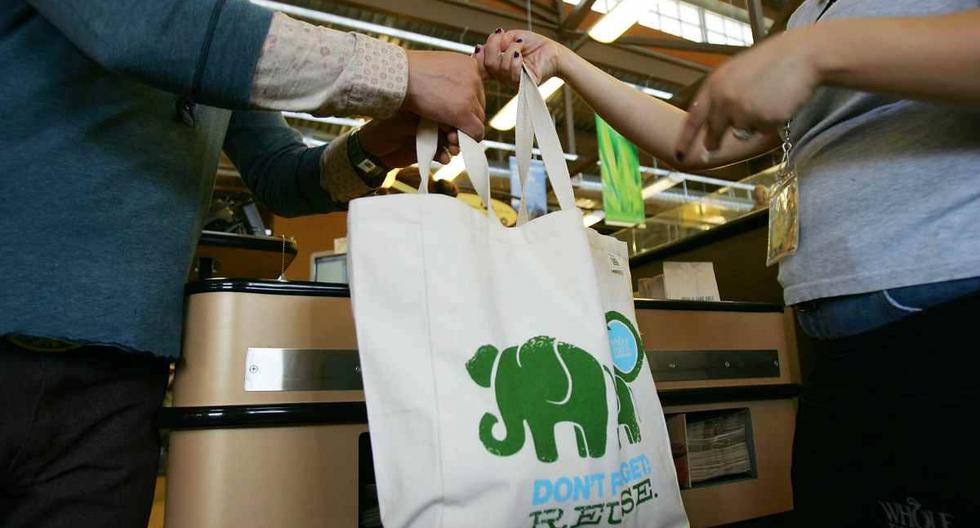 Las bolsas de telas son cada vez más usadas en el Perú. (Foto: David McNew/Getty Images) | Referencial.