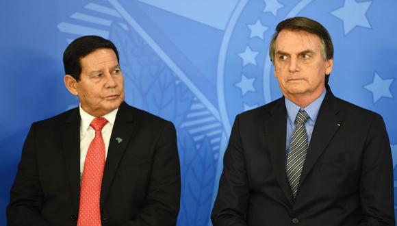 El presidente de Brasil, Jair Bolsonaro (der.), ha sido muy criticado por su respuesta a la crisis del coronavirus. En la imagen, el mandatario junto a su vicepresidente Hamilton Mourão. (Foto: AFP)