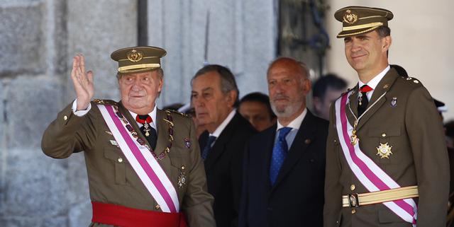 Rey Juan Carlos reaparece con Felipe un día después de abdicar - 1
