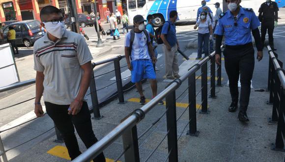 Personas hacen cola en una parada de bus de Guayaquil, Ecuador. El 20 de mayo la estrategia para reabrir la ciudad, tras un periodo de nueve semanas de cuarentena a causa del nuevo coronavirus COVID-19. (Foto: AFP/Jose Sánchez Lindao).