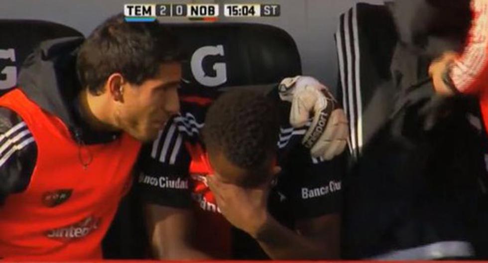 Luis Advíncula se puso a llorar en el banco de suplentes de Newell\'s Old Boys. (Foto: captura)