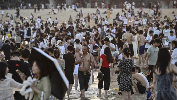 La gente asiste en plena ola de calor a la playa de Baicheng en Xiamen, en la provincia de Fujian, en el sur de China, el 24 de julio de 2022. Foto: Jade Gao / AFP