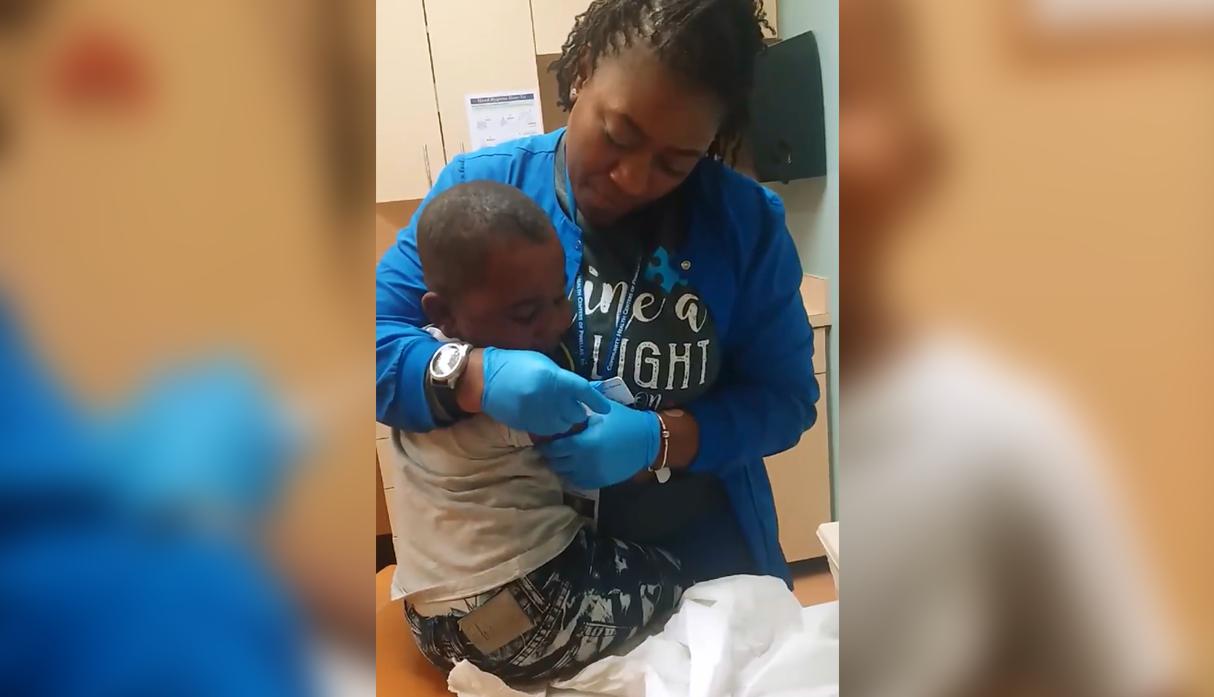 Enfermera usa truco para poner inyección a un niño (Facebook | Tiffany Shelby Marshall)