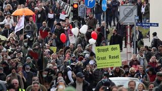 Enfrentamientos entre policía y manifestantes opuestos a restricciones por pandemia en Alemania