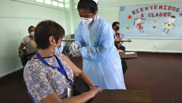 Una mujer recibe una segunda dosis de la vacuna Pfizer-BioNTech contra el COVID-19 en medio de la pandemia del nuevo coronavirus, en la escuela Belisario Porras del barrio San Francisco de la ciudad de Panamá. (Foto: LUIS ACOSTA / AFP).