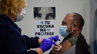 España amplía a mayores de 40 años la administración de la tercera dosis de la vacuna contra el COVID-19