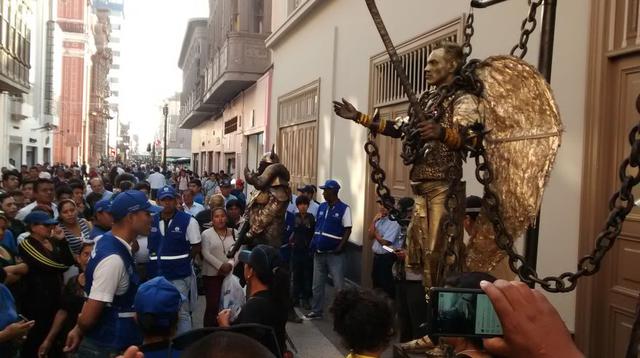 El violento desalojo de estatuas humanas del Jirón de la Unión - 4