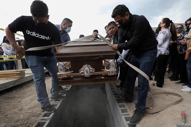 Familiares y amigos asisten al funeral de Debanhi Escobar en el panteón La Laguna, en el municipio de Galeana, estado de Nuevo León, México. (EFE/ Antonio Ojeda).
