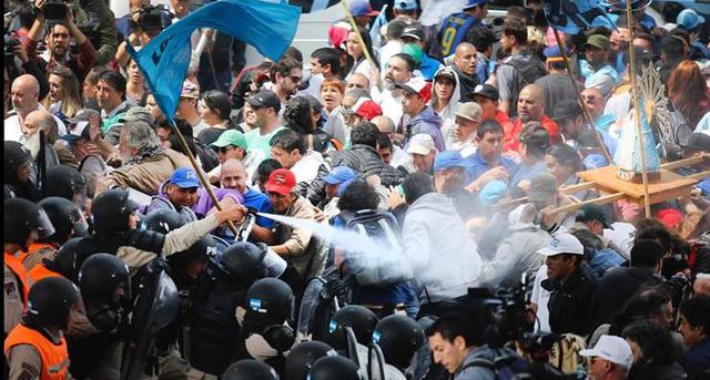 Paro general en Argentina: Sindicatos marchan mientras Maurico Macri busca apoyo. (Foto: "La Nación" de Argentina, GDA).