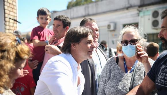 El presidente de Uruguay, Luis Lacalle Pou, saluda a simpatizantes tras votar este domingo en Canelones. (EFE/Alejandro Prieto).