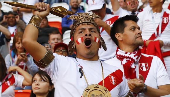 Hinchas peruanos en el Estadio Nacional de Lima. (Foto: AFP)