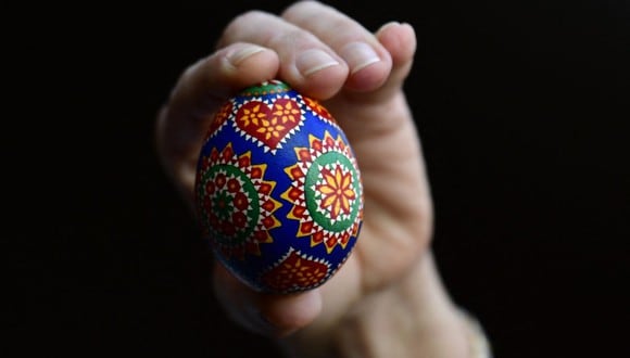 Huevo de Pascua sorabo tradicional en el Centro Cultural Sorabo en el pueblo de Schleife, Alemania. Imagen del 18 de abril de 2019 (Foto: Tobías Schwarz / AFP)