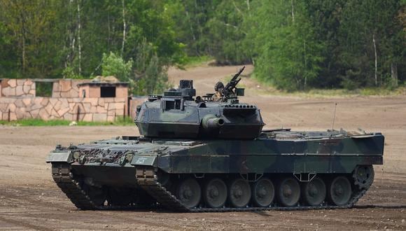 Un tanque de batalla principal Leopard 2 A7 de las fuerzas armadas alemanas Bundeswehr participando en una práctica educativa, en el área de entrenamiento militar en Munster, norte de Alemania. (Foto referencial de PATRIK STOLLARZ / AFP)