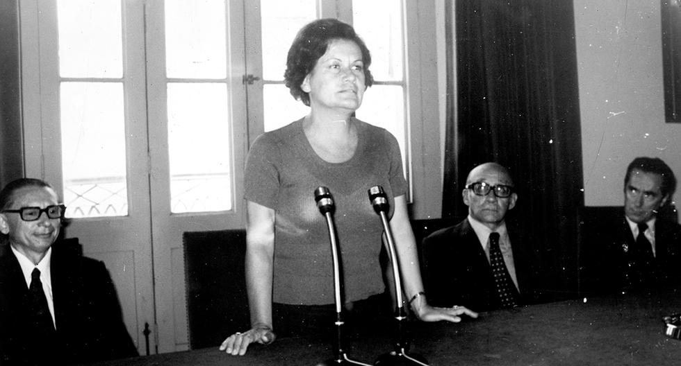 Lima, 26 de enero de 1976. Martha Hildebrandt, como en muchas otras ocasiones, conduciendo una reunión académica, donde su voz era escuchada y apreciada por tirios y troyanos. (Foto: GEC Archivo Histórico)