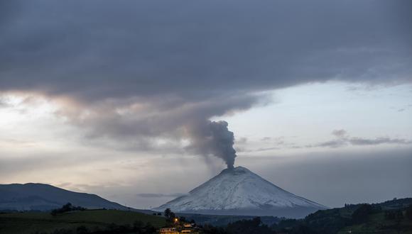 Fotografía del volcán Cotopaxi, con una fumarola de gas y ceniza, visto hoy desde la ciudad de Quito (Ecuador). El volcán Cotopaxi, situado a 45 kilómetros al sur de Quito, continúa su emisión de gases y ceniza, que cayó de manera leve en varias localidades rurales cercanas, algo que se está volviendo habitual dentro de su actual proceso eruptivo iniciado a finales de octubre de 2022. EFE/ José Jácome