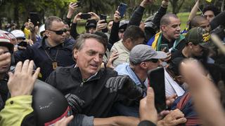 Jair Bolsonaro reaparece en un acto militar, pero permanece en silencio