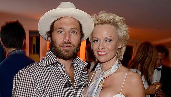 Ex pareja de Pamela Anderson la acusó de ser "asesina en serie"