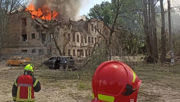 Incendio en una instalación médica, el lugar de un ataque con misiles, en la ciudad de Dnipro, en medio de la guerra rusa. invasión de Ucrania. (Foto de cuenta de Telegram de Serhiy Lysak, jefe de la administración militar regional de Dnipropetrovks / AFP)