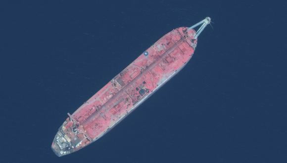 En esta foto de archivo, tomada el pasado 19 de julio de 2020 vía satélite por Maxar Technologies, se muestra al petrolero FSO Safer frente al puerto de Ras Isa. Los rebeldes hutíes en Yemen acordaron una misión de las Naciones Unidas para inspeccionar y reparar el buque abandonado. (Maxar Technologies / AFP)