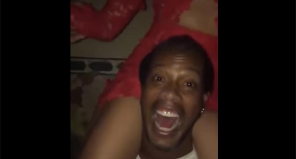 Ronaldinho aprovechó su estadía en Estados Unidos para disfrutar de la vida nocturna. Se filtró un video donde se puede ver al exjugador del Barcelona en un exótico baile con una amiga. (Foto: Captura - YouTube)