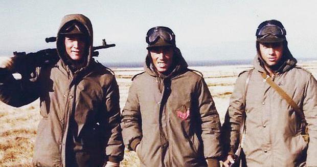 De Felippe, left, with two other Argentine soldiers during the Falklands War.  TWITTER PHOTO
