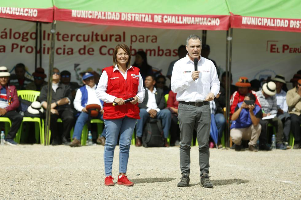 Los exministros en la mesa de diálogo de Challhuahuacho, el 11 de abril de este año. El bloqueo fue levantado al día siguiente. (Foto: PCM)