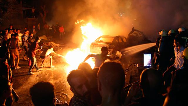 Un vehículo que entró en sentido contrario a gran velocidad colisionó contra otros automóviles provocando un incendio que afectó a parte del hospital. (Reuters/AFP)