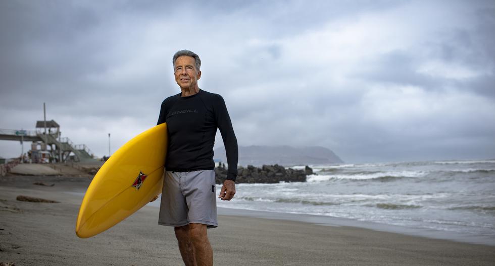Felipe Pomar (79) es precursor del movimiento ‘Live long, live strong: surf till 100′ (Vive largo, vive fuerte: surfea hasta los 100). En la imagen, posa en la playa Waikiki de Lima. (Foto: Richard Hirano)

FOTOS RICHARD HIRANO