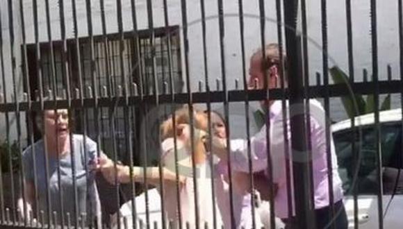 Julián Francisco León Velarde golpeó y arrojó al suelo a una mujer durante una discusión. (Foto: Captura América Noticias)