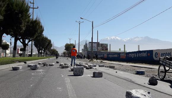Este lunes comenzó la huelga indefinida en Arequipa con algunos hechos de violencia en la ciudad. (Foto: Zenaida Condori)