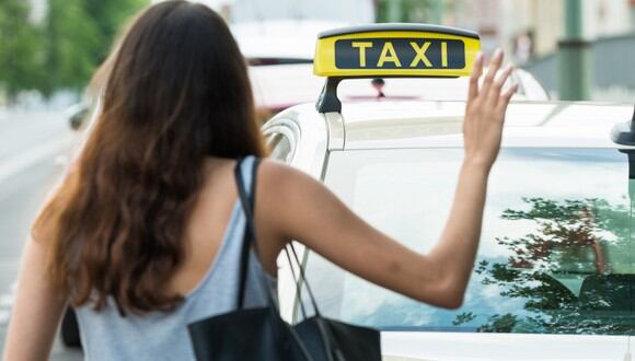 Primer plano de la mano femenina pidiendo un taxi en la calle. (Imagen: istockphoto / AndreyPopov)