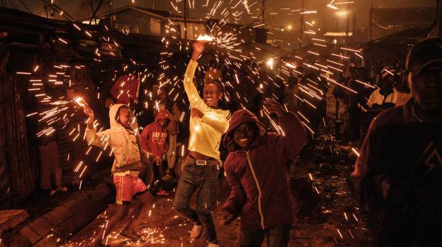 Los niños juegan  mientras celebran el año nuevo en una calle de los barrios bajos de Kibera en Kenia. (Foto: Yasuyoshi CHIBA / AFP)