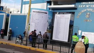 Puno: adultos mayores son los primeros en llegar a centros de votación para sufragar 