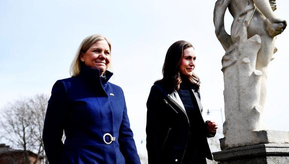 La primera ministra de Suecia, Magdalena Andersson (izq.), da la bienvenida a la primera ministra de Finlandia, Sanna Marin, antes de una reunión sobre si buscar la membresía en la OTAN en Estocolmo, el 13 de abril de 2022. (PAUL WENNERHOLM / TT NEWS AGENCY / AFP).