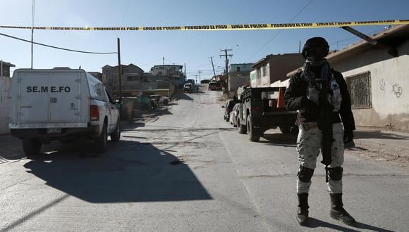 Personal de la Guardia Nacional de México vigila la zona donde se cometió un crimen en Ciudad Juárez, estado de Chihuahua. (EFE/Luis Torres).