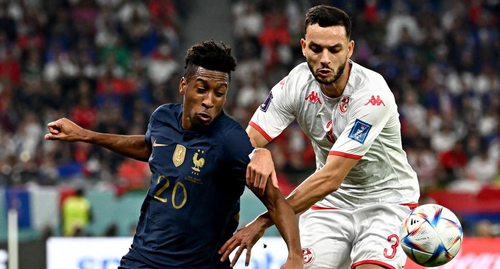 Kingsley Coman y Montassar Talbi luchando un balón en la última fecha de la fase de grupos del Mundial. (Anne-Christine POUJOULAT / AFP)