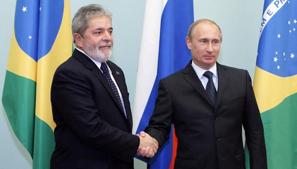 El presidente ruso, Vladimir Putin, saluda al presidente brasileño, Luiz Inácio Lula da Silva, durante su reunión el 14 de mayo de 2010 en Moscú. (Foto de ALEXEY DRUZHININ / RIA NOVOSTI / AFP)