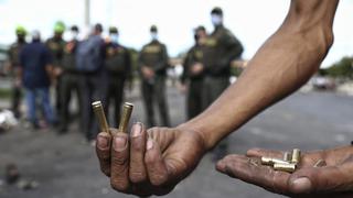 Civiles disparando contra manifestantes alarman a Colombia
