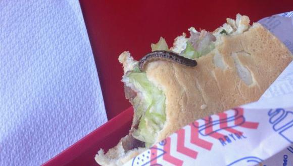 Facebook: clienta denunció que encontró gusano en hamburguesa