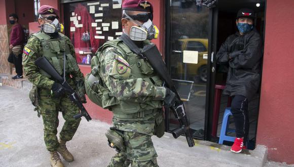 Soldados ecuatorianos patrullan las calles para hacer cumplir las restricciones de encierro en medio de la pandemia de coronavirus en La Nueva Aurora, en el sur de Quito, el 17 de julio del 2020. (Foto de Cristina Vega RHOR / AFP).