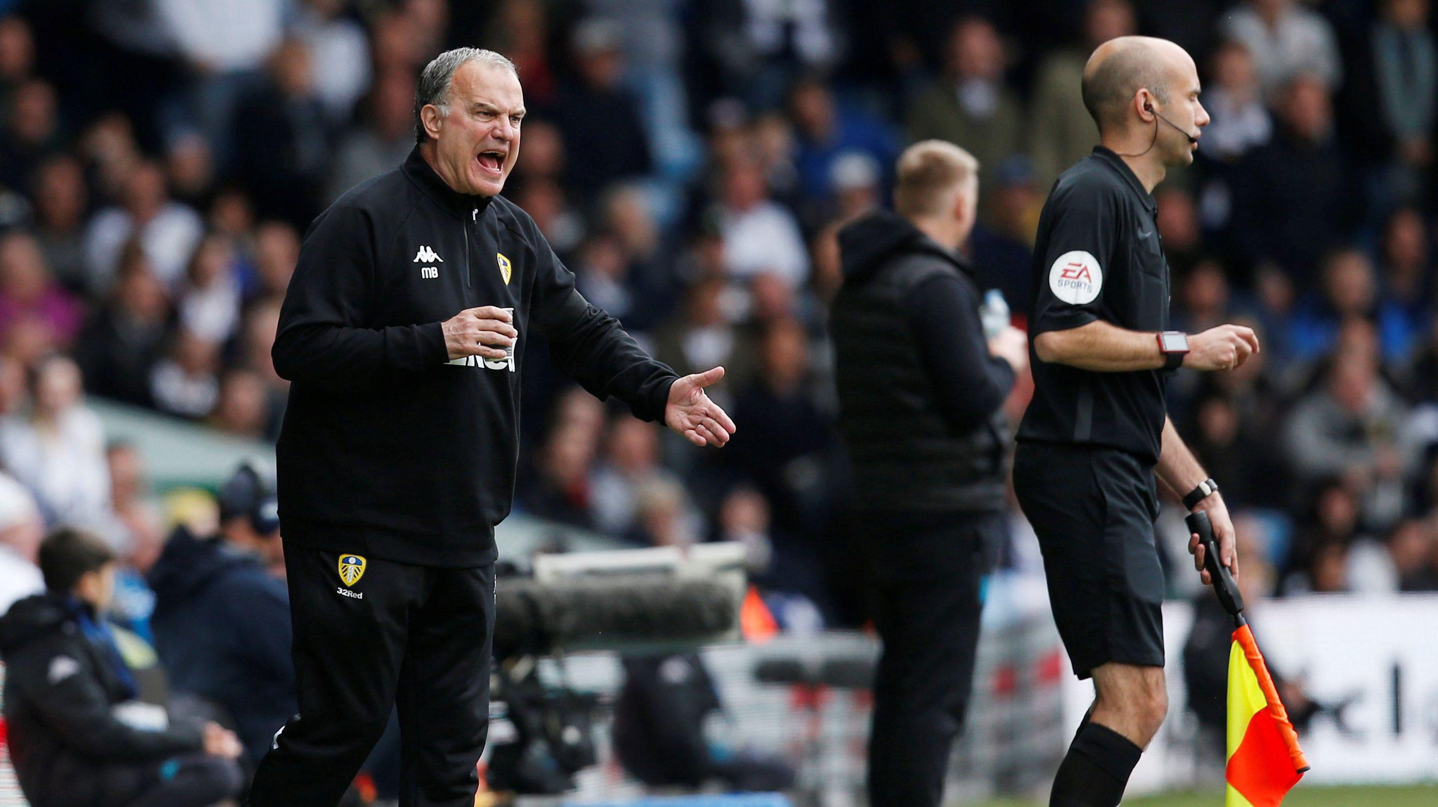 ¡La última locura de Marcelo! Bielsa 'regaló' un gol a equipo rival | VIDEO. (Foto: AFP)