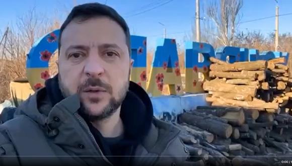 El presidente de Ucrania, Volodymyr Zelensky, visitó el martes Sloviansk, una ciudad en la cuenca minera del Donbás. (Captura de video).