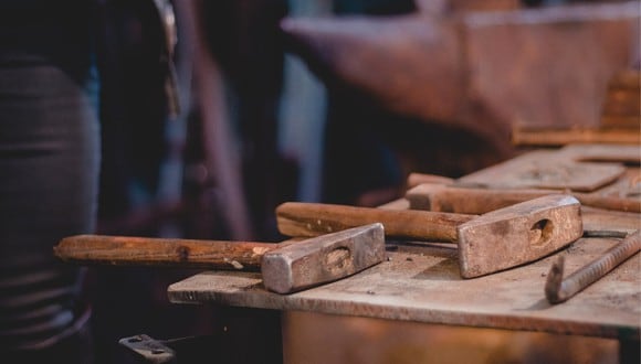 Conoce los mejores consejos para restaurar tus martillos oxidados. (Foto: Pixabay/David Cray).