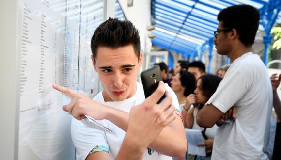 Aunque los smartphones son una ventana hacia todo tipo de información, su gran poder distractivo ha hecho que las escuelas no vean con buenos ojos su uso en las aulas. (Foto: AFP)