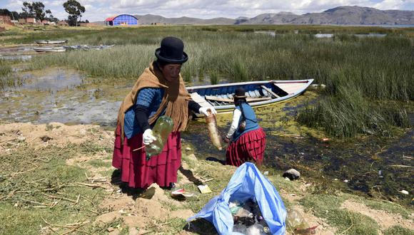Mujeres indígenas limpian la basura del Titicaca, su lago sagrado. (Foto: AFP/Aizar Raldes)