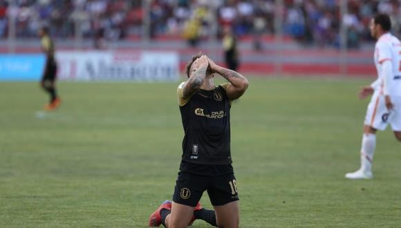 Germán Denis lamentándose por la última derrota de Universitario. (Foto: Violeta Ayasta / GEC)