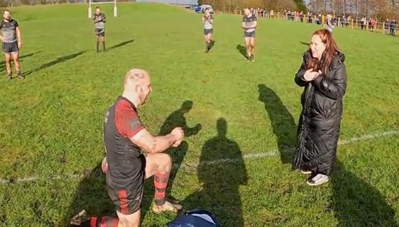Jugador de rugby le pide la mano a su novia de la forma más insólita. | Foto captura: @rugby_mad_dad / TikTok