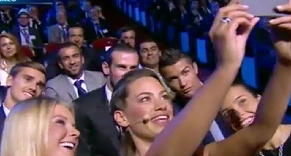 Anne-Laure Bonnet, la bella presentadora del sorteo de la Champions League, se robó la atención de todos al tomarse un selfie junto a Cristiano Ronaldo, Antoine Griezmann y Gareth Bale. (Foto: Captura - YouTube)